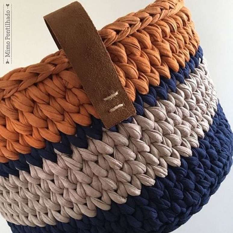 65. A alça de courino dá um aspecto interessante ao cesto de crochê. Foto: Instagram