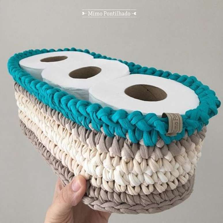 41. Papéis higiênico são guardados de uma forma especial com o cesto de crochê. Foto: Instagram