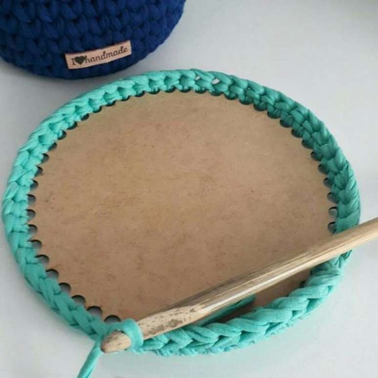 51. Fazer um cesto de crochê pode exigir diferentes materiais. Foto: Elo7