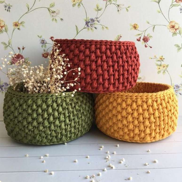 15. Combinar modelos de cesto de crochê de diferentes cores pode ser interessante. Foto: Limão na Água
