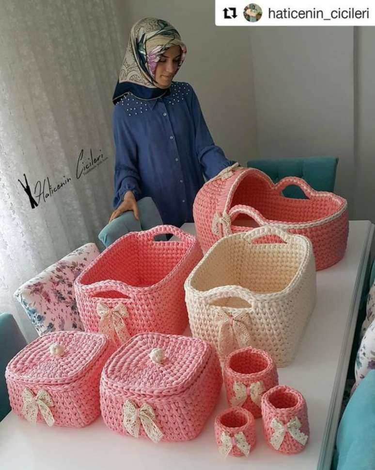 63. Todo um jogo de cesto de croch&ecirc; pode ser feito de forma simples. Foto: Instagram