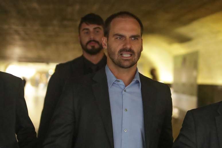 O deputado Eduardo Bolsonaro (PSL-SP) é visto nos corredores do Senado, em Brasília (DF), nesta quinta-feira (22). Em périplo pelo Senado, o deputado declarou que quer mostrar &#034;um Eduardo um pouquinho diferente&#034; na busca por ter seu nome aprovado para a embaixada brasileira em Washington. Ele destacou que a pauta comercial do Brasil com os Estados Unidos tem sido o tema mais recorrente nas conversas com senadores.