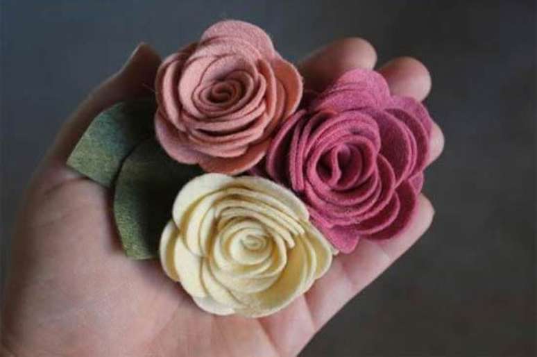 69. Flores de feltro são lindas para usar na guirlanda de feltro – Por: Customizando