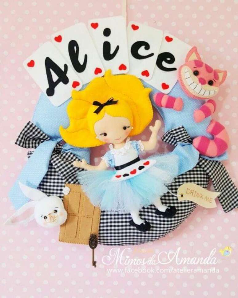 4. A guirlanda de feltro pode ser feita de temas como “Alice no País das Maravilhas” – Por: Mimos da Amanda