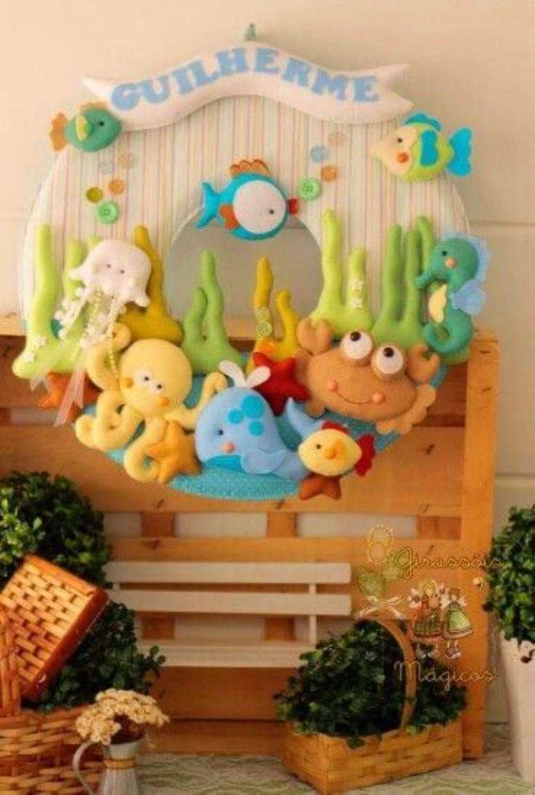 25. Use a guirlanda de feltro com temas divertidos para o quarto de bebê – Por: Pinterest