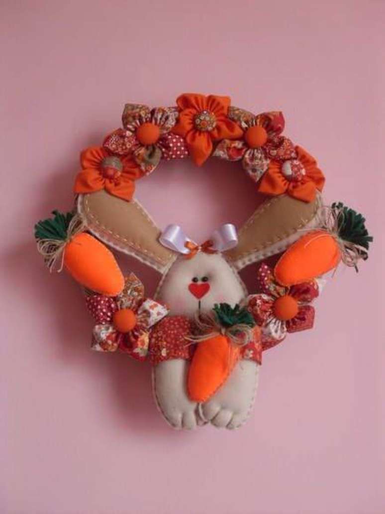 54. Cenouras e coelhos são opções lindas para sua guirlanda de páscoa em feltro – Por: Pinterest