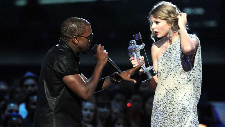 Momento em que Kanye West interrompe Taylor Swift em seu discurso de aceitação do VMA 2009.