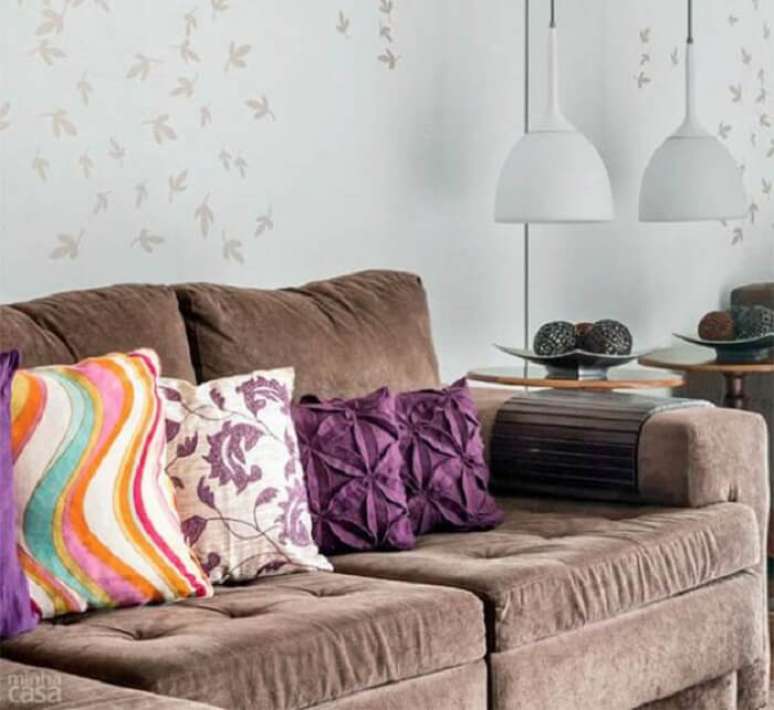 35. Tecido para sofá suede marrom e almofadas coloridas. Fonte: Minha Casa