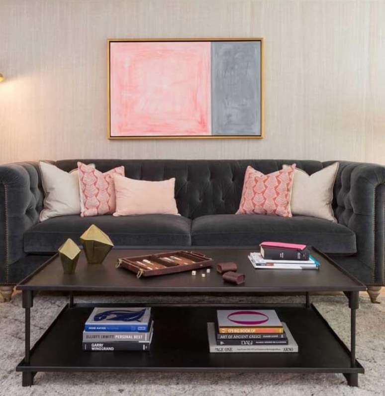49. Tecido para sofá de veludo cinza com acabamento de capitonê. Fonte: Pinterest