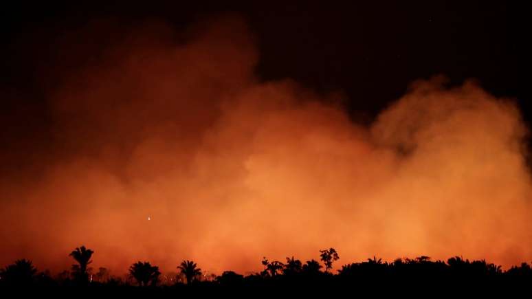 Foto noturna de 17 de agosto mostra fumaça na mata perto de Humaitá, no Amazonas