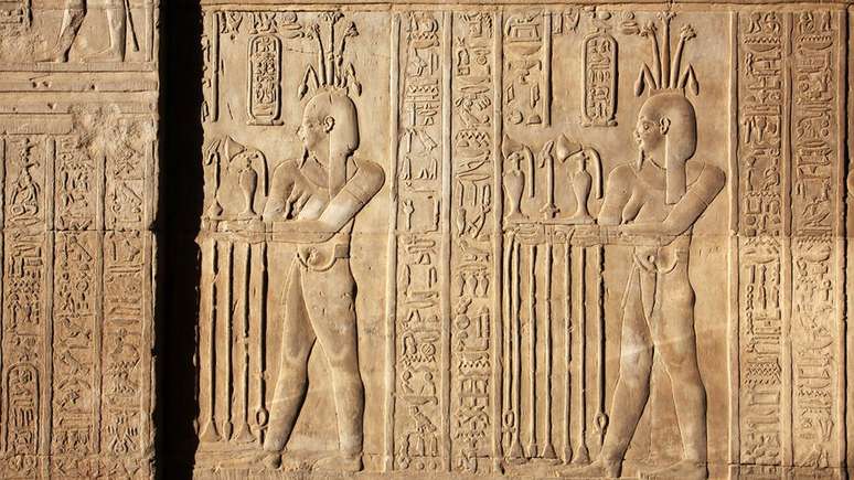 Hieróglifos representam a confecção de perfume em Com Ombo, a algumas centenas de quilômetros de Tmuis; perfumes com mirra eram celebrados no Egito Antigo