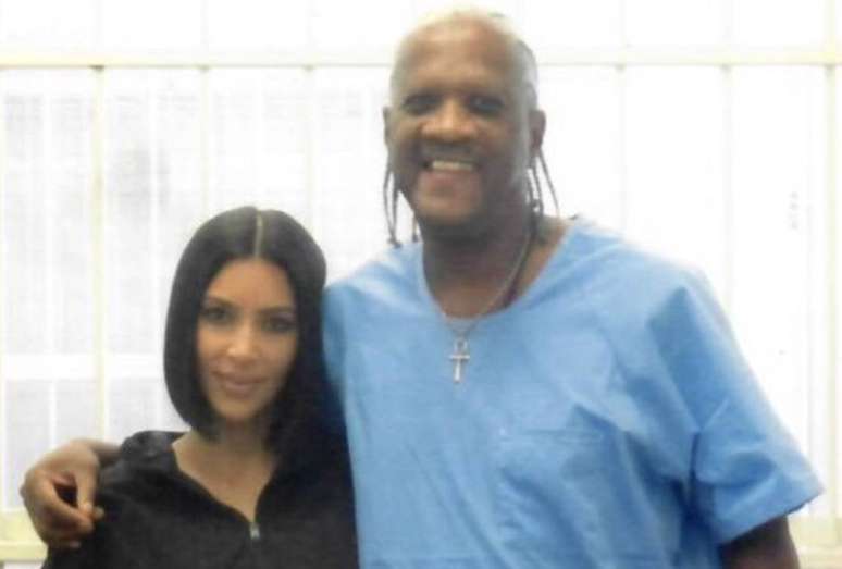 Kim Kardashian foi visitar Kevin Cooper no presídio de San Quentin, na Califórnia, e disse que o encontro foi 'emocionante'.