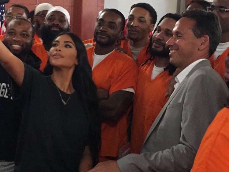 Kim Kardashian durante uma atividade do projeto de educação em presídios da Universidade de Georgetown, em Washington D.C.