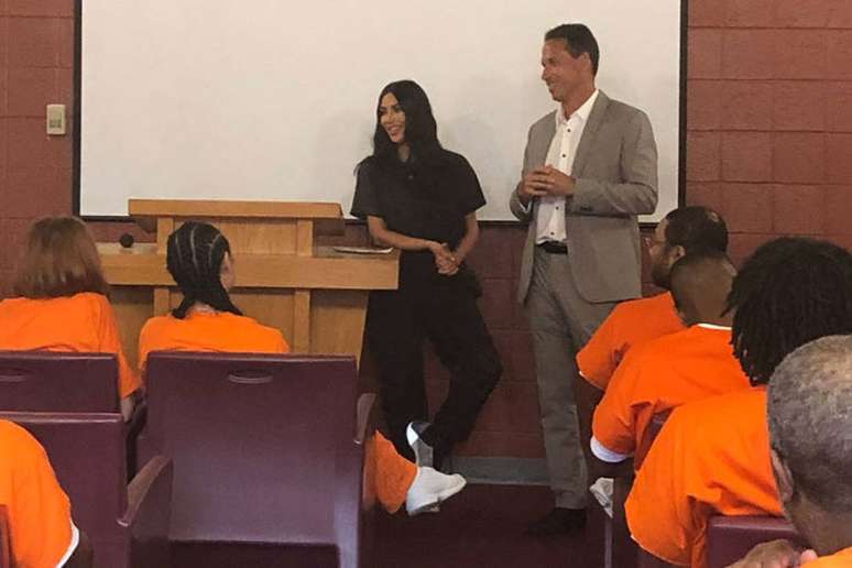 Kim Kardashian com o professor Marc Howard, da Universidade de Georgetown, em palestra para detentos. Canal responsável por televisionar documentário divulgou a imagem.