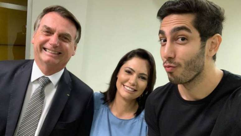 Bolsonaro e Michelle ao lado do comediante Jonathan Nemer