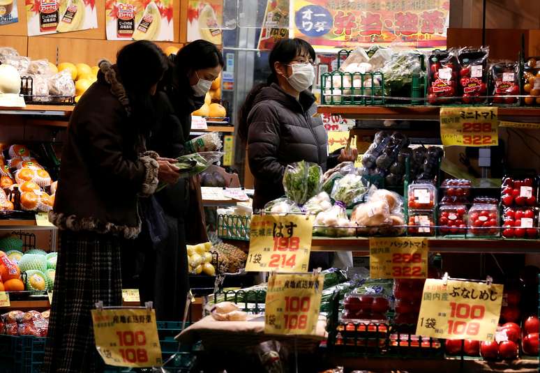 Consumidoras em supermercado em Tóquio
23/08/2015
REUTERS/Yuya Shino