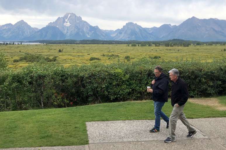 Chairman do Federal Reserve, Jerome Powell, e presidente do Fed de Nova York , John Williams, caminham em Jackson Hole.
22 de agosto de 2019.  
REUTERS/Ann Saphir/File Photo 