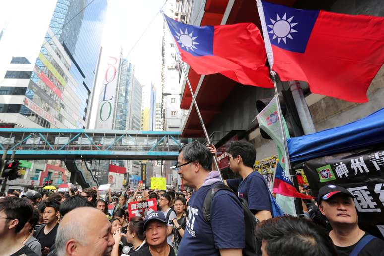 Bandeiras de Taiwan durante protestos em Hong Kong
16/06/2019 REUTERS/James Pomfret