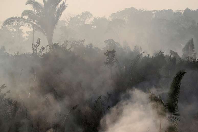 Fumaça decorrente de fogo na Floresta Amazônica perto de Humaitá, Amazonas  14/8/2019 REUTERS/Ueslei Marcelino