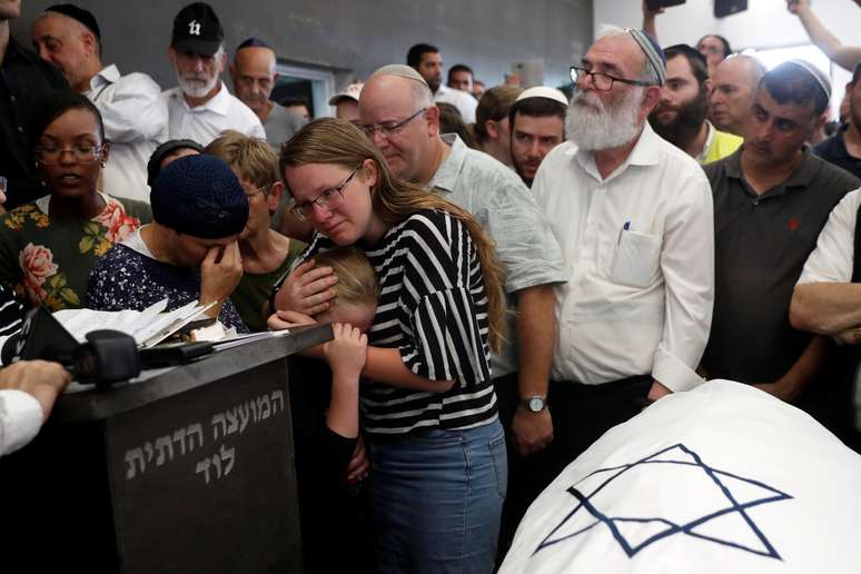 Funeral de Rina Shnerb, adolescente israelense morta com explosão de bomba nesta sexta-feira
23/08/2019
REUTERS/Ronen Zvulun