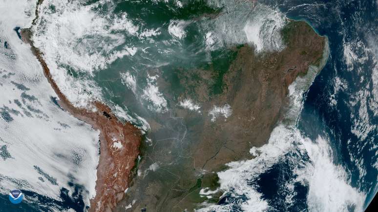 Incêndios e queimadas na Floresta Amazônica em fotografia espacial de um satélite geoestacionário climático  
21/08/2019
NASA/NOAA/Divulgação via REUTERS