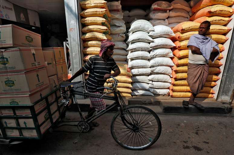 Trabalhador transporta pacotes de óleos vegetais em triciclo em Calcutá, Índia 
04/01/2017
REUTERS/Rupak De Chowdhuri