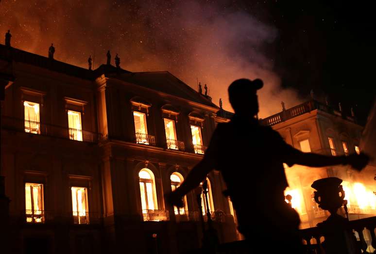 Um policial trabalha durante um incêndio no Museu Nacional no Rio de Janeiro. 
REUTERS/Ricardo Moraes
02/09/2018