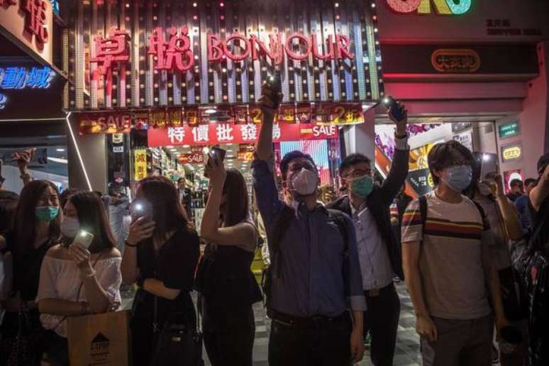Manifestantes fazem cordão humano em protesto em Hong Kong