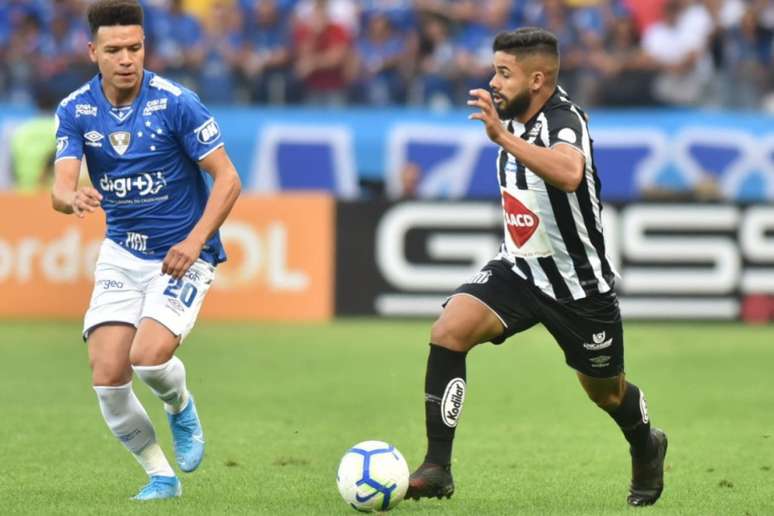 Felipe Jonatan tem sido improvisado no meio de campo do Santos (Foto: Ivan Storti/Santos)