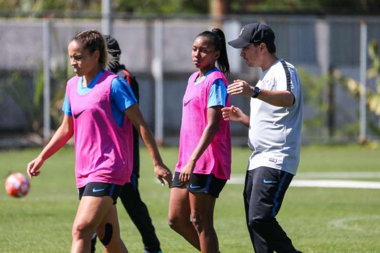 Rodrigo Iglesias, no detalhe, durante treinamento da equipe feminina do Timão (Bruno Teixeira)