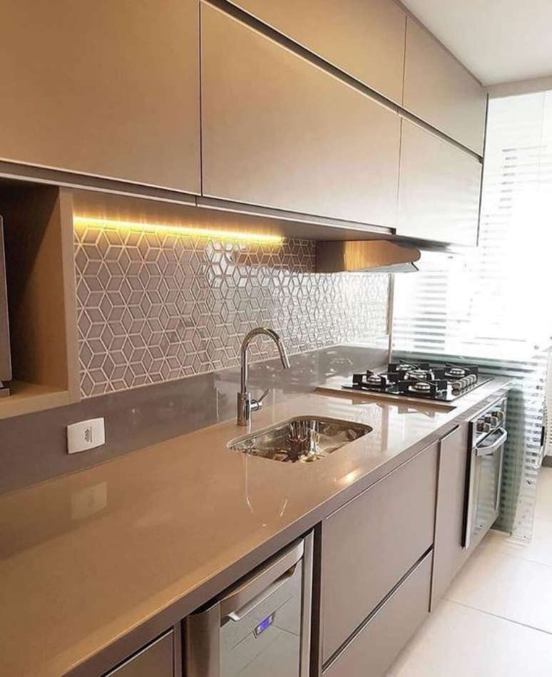 32. Uma boa cozinha cl&aacute;ssica pede a cor fendi. Foto: Instagram