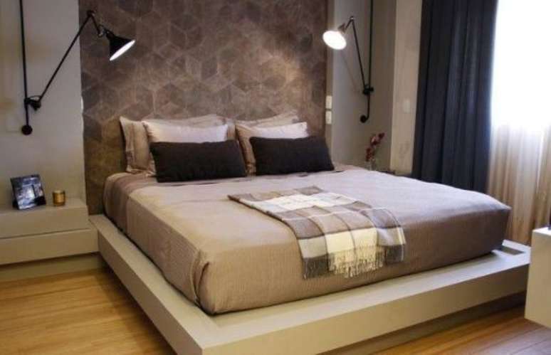 50. A roupa de cama na cor fendi contribui muito para o equilíbrio de uma cama. Foto: Casa e Construção