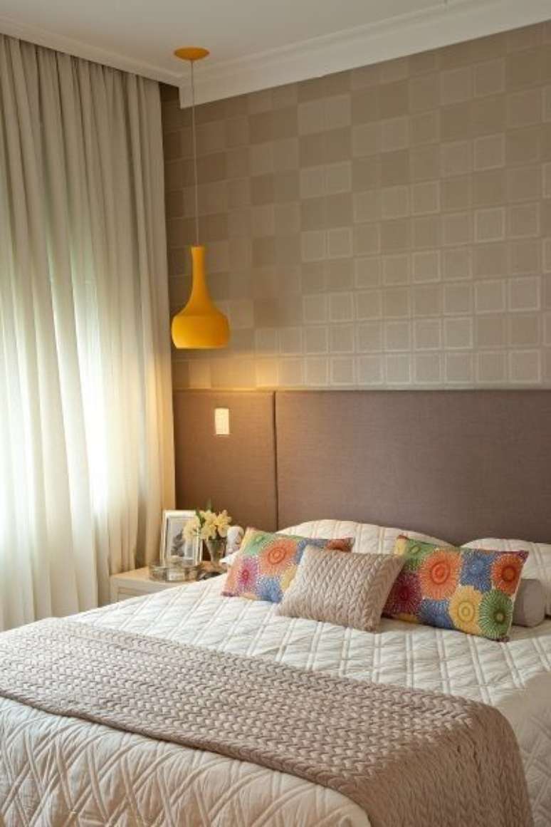 52. As flores do travesseiro deste quarto contrastam muito bem com a cor fendi da roupa de cama. Foto: Elo7