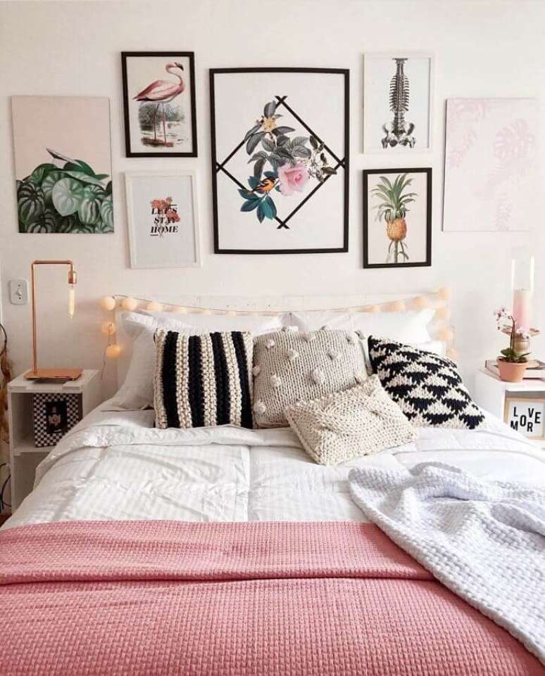 14. Decoração com quadros decorativos para quarto feminino com almofadas de crochê – Foto: Pinterest