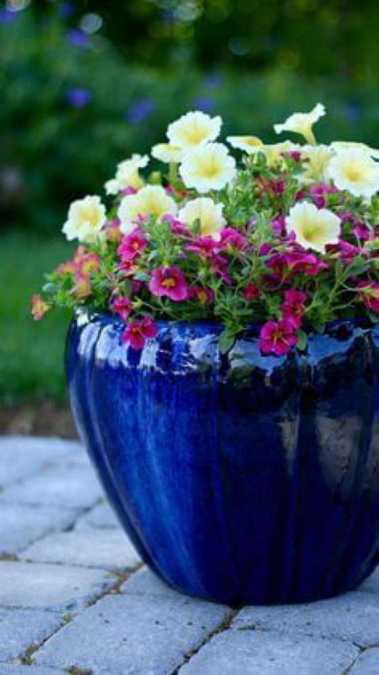 34. Use plantas coloridas para combinar com o seu vaso vietnamita – Por: Pinterest