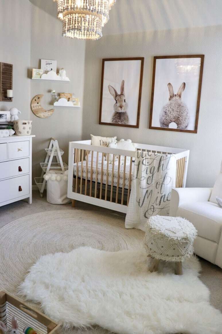 15. Decoração em tons neutros com dois tapetes e quadros decorativos para quarto de bebê – Foto: Pinterest