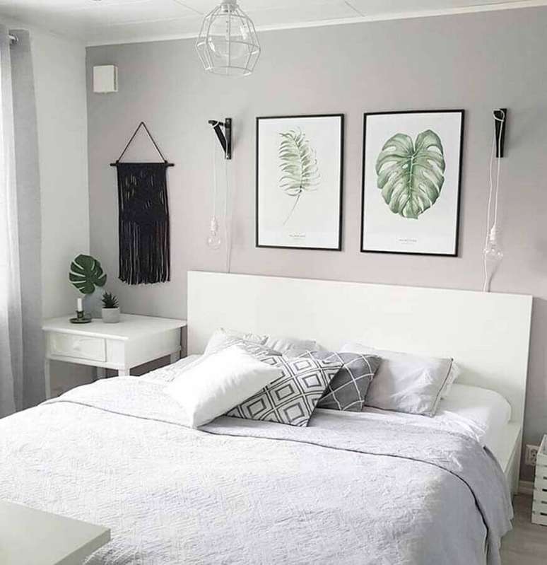 18. Decoração minimalista com quadros decorativos para quarto cinza e branco – Foto: Pinterest