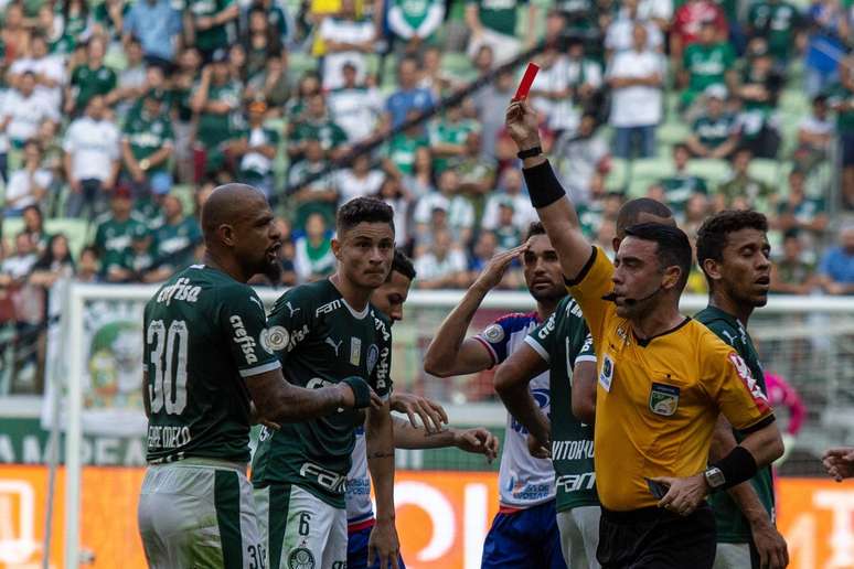 Atacante do Palmeiras é denunciado por expulsão contra Bahia e pode pegar  seis jogos de suspensão