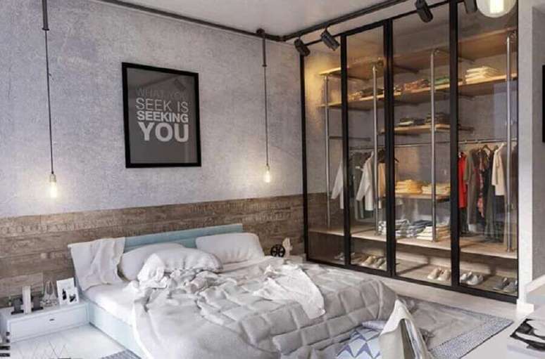 26. Quadros para decora&ccedil;&atilde;o de quarto moderno com parede de cimento queimado e closet com porta de vidro &ndash; Foto: Wood Save