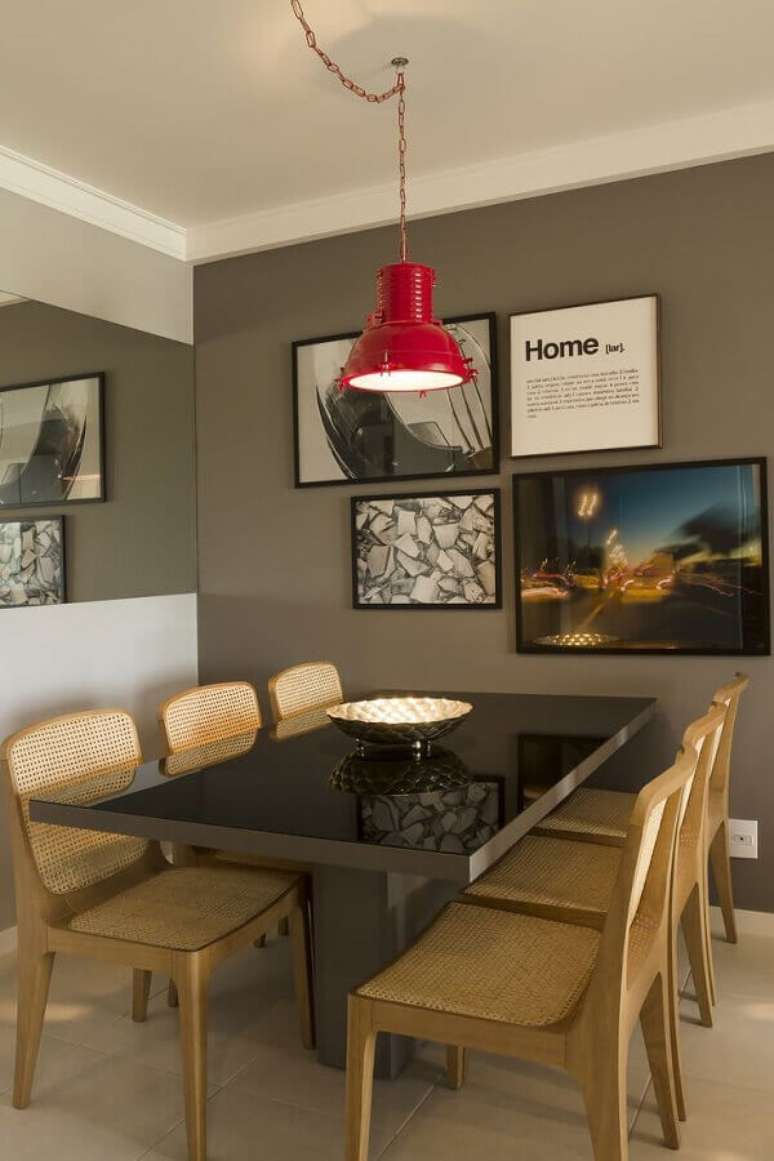 28. Quadros para decoração de sala de jantar com parede cinza e pendente vermelho – Foto: Muito Chique
