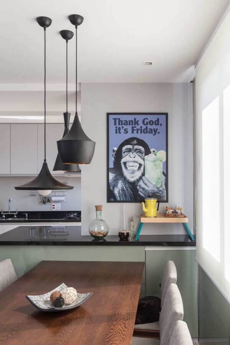 37. Decoração com quadros divertidos para cozinha moderna com pendentes pretos – Foto: Wood Save