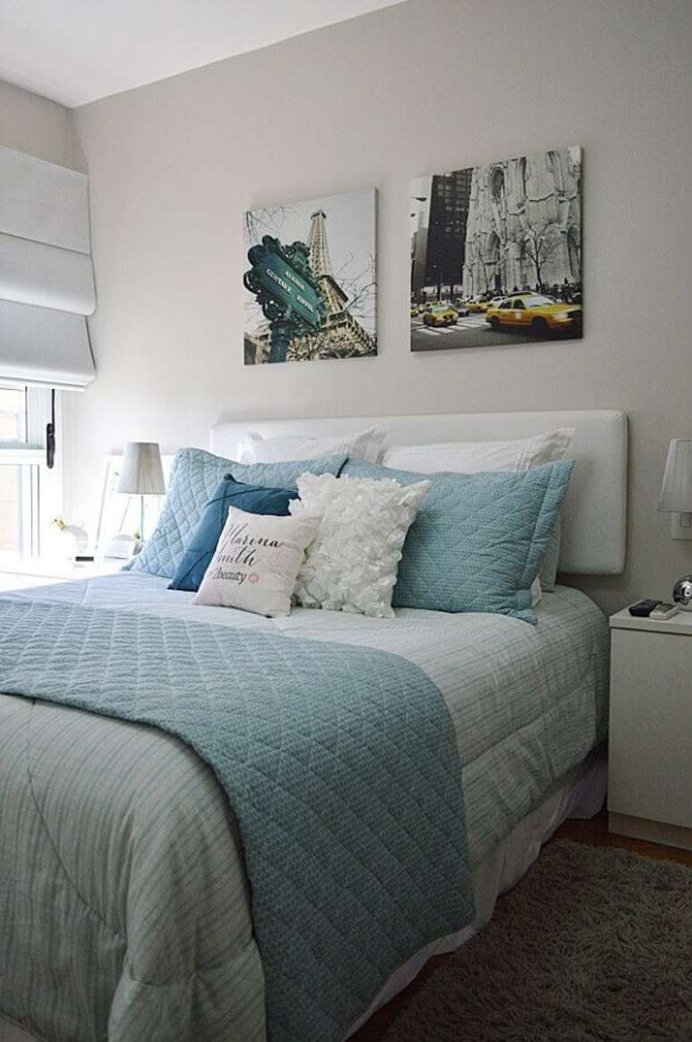 40.&nbsp;Decora&ccedil;&atilde;o com quadros sem moldura para quarto branco e azul &ndash; Foto: Achados de decora&ccedil;&atilde;o
