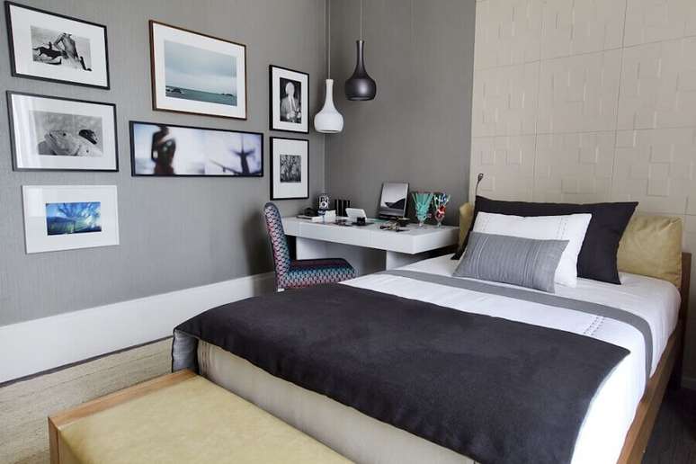 43. Decora&ccedil;&atilde;o com quadros para quarto neutro cinza e branco com revestimento 3D &ndash; Foto: Pinterest