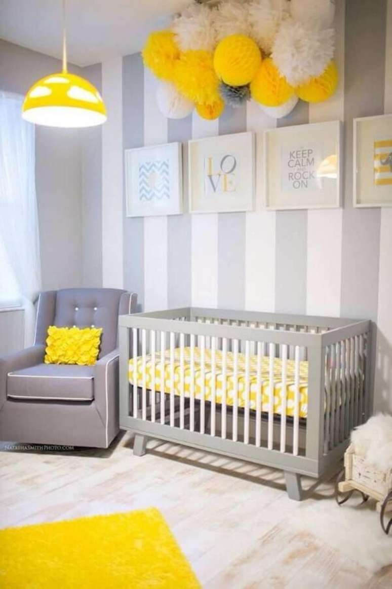 6. Quadros decorativos para quarto de bebê cinza e amarelo com papel de parede listrado – Foto: Ideias Decor Quadros