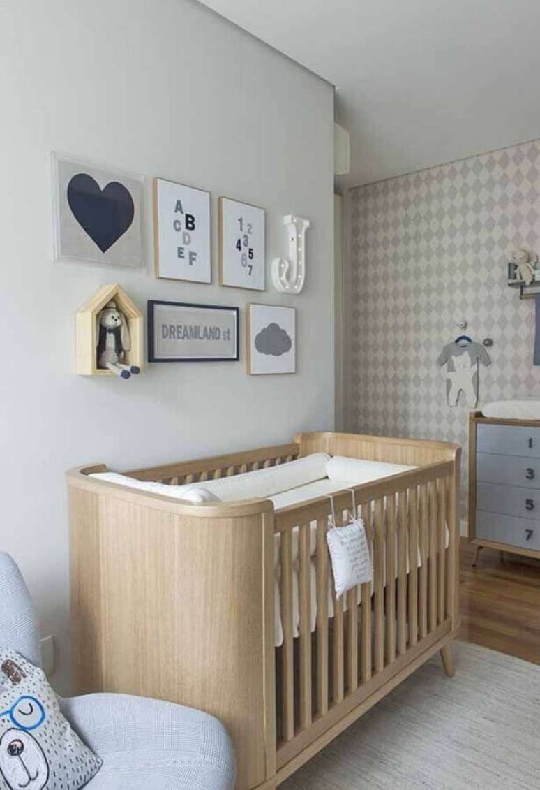 47. Quadros decorativos para quarto de bebê com berço de madeira e papel de parede – Foto: Gestação Bebê