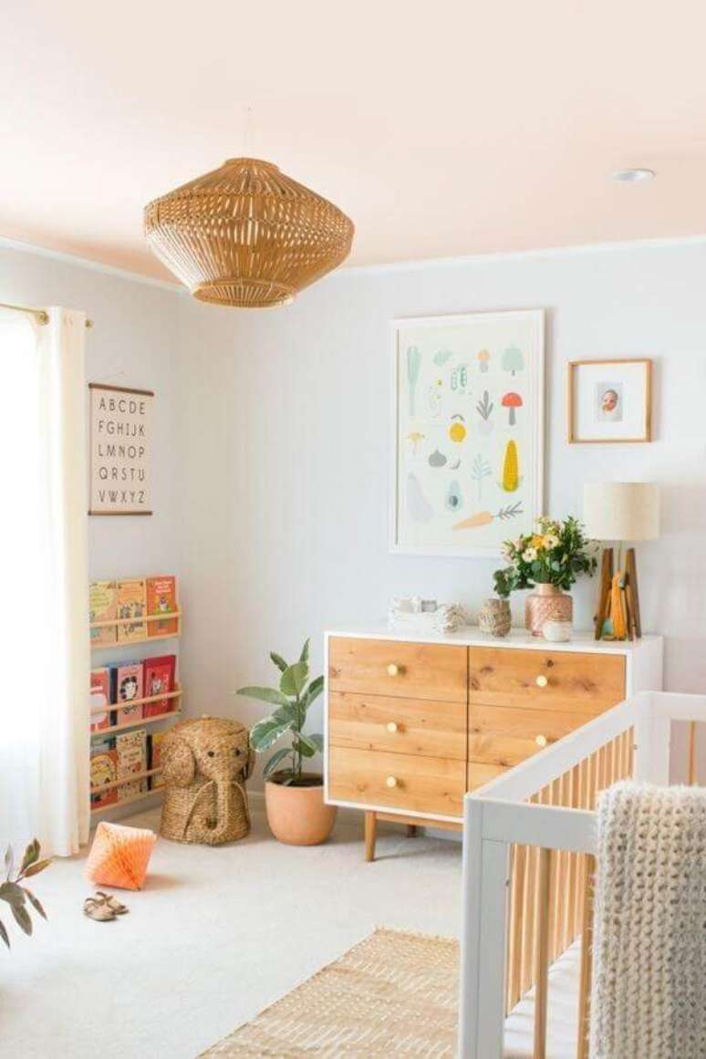 48. Decora&ccedil;&atilde;o com quadros para quarto de beb&ecirc; com pendente r&uacute;stico e c&ocirc;moda de madeira &ndash; Foto: Ideias Decor