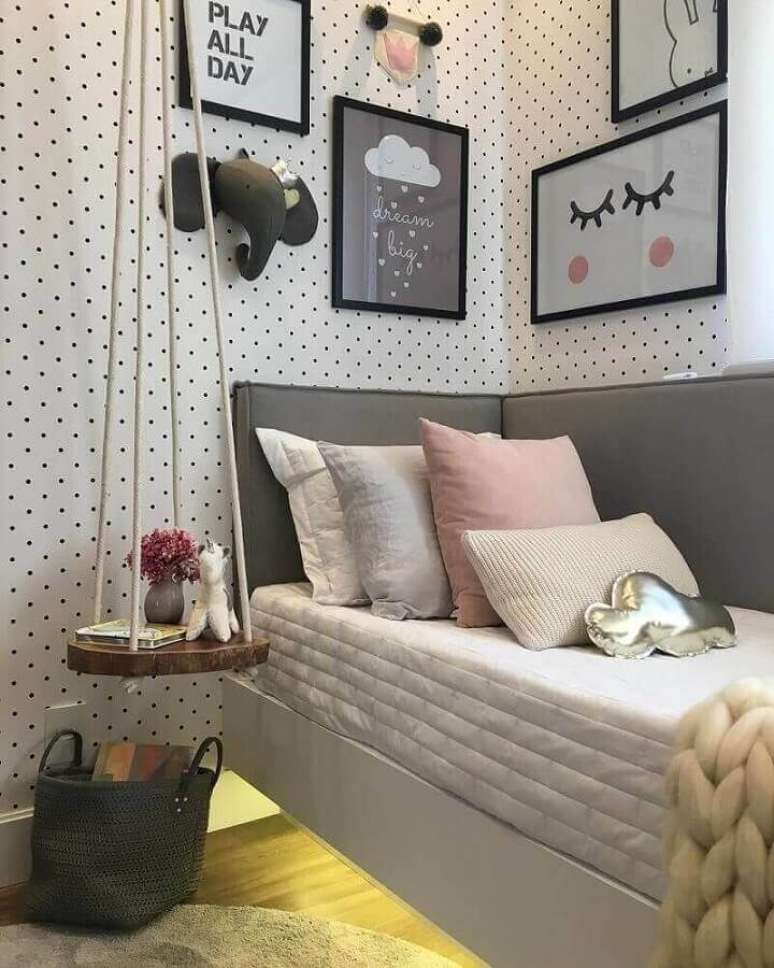 52. Decoração com quadros para quarto moderno de solteiro com papel de parede de bolinhas – Foto: Pinterest