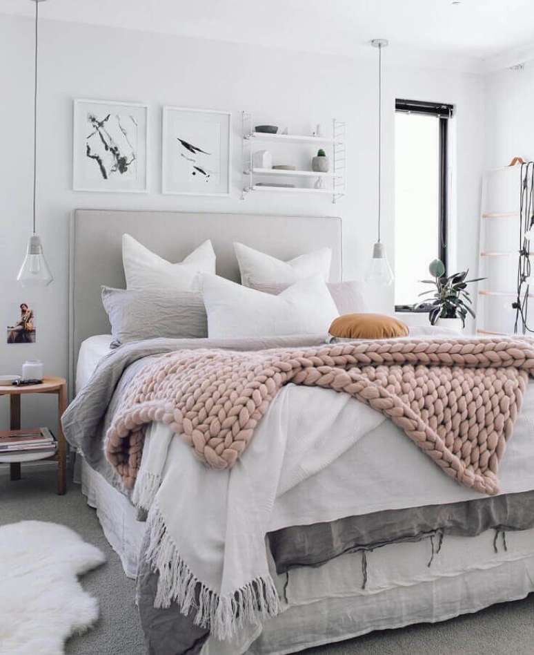 55. Quadros decorativos com moldura branca para quarto com pendente moderno e maxi trico &ndash; Foto: Na D&uacute;vida Experimenta