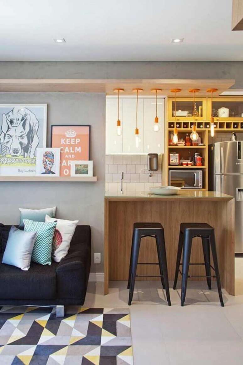 59. Quadros decorativos para sala moderna com sof&aacute; preto e pendentes minimalistas &ndash; Foto: PKB Arquitetura