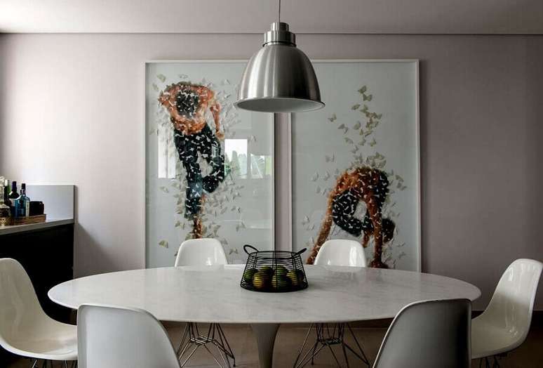 60. Decora&ccedil;&atilde;o com quadros grandes para sala de jantar clean com mesa redonda &ndash; Foto: Detalhes do C&eacute;u
